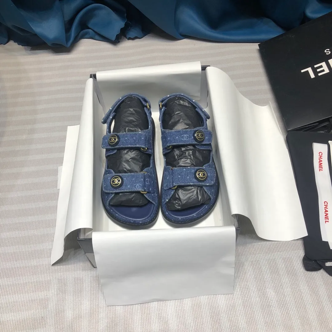 👟👟Ex-factory price 480👟👟Chanel 2020ss new Velcro sandals, top counter quality (welcome🆚comparison)💪 ⚠️As Chanel's classic shoe king, it is a hot item every summer. Once you start wearing sandals in summer, sports shoes will be relegated to the sidelines! Haha, the pattern will change a little every year, ⚠️2020 Chanel Spring and Summer New Season Double C Velcro Casual Sandals, 💯The upper adds more fashionable elements of Xiaoxiang, ⚠️Lingge electric embroidery. The upper is cowhide and the lining is sheepskin. It is comfortable and breathable to wear. It is very comfortable and versatile. ⚠️A very comfortable sandal for the feet! Size 35-40 (custom-made for 41)